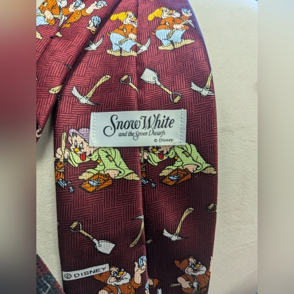 2 Fun men's Ties. Looney tunes and Snow White. 😁 - Picture 7 of 9